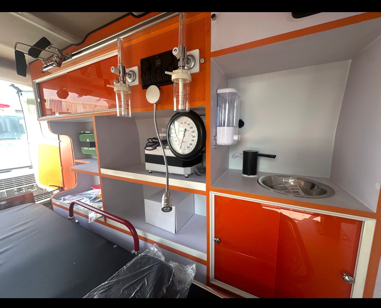 Toyota Hiace Standard Roof Ambulance - Image 9