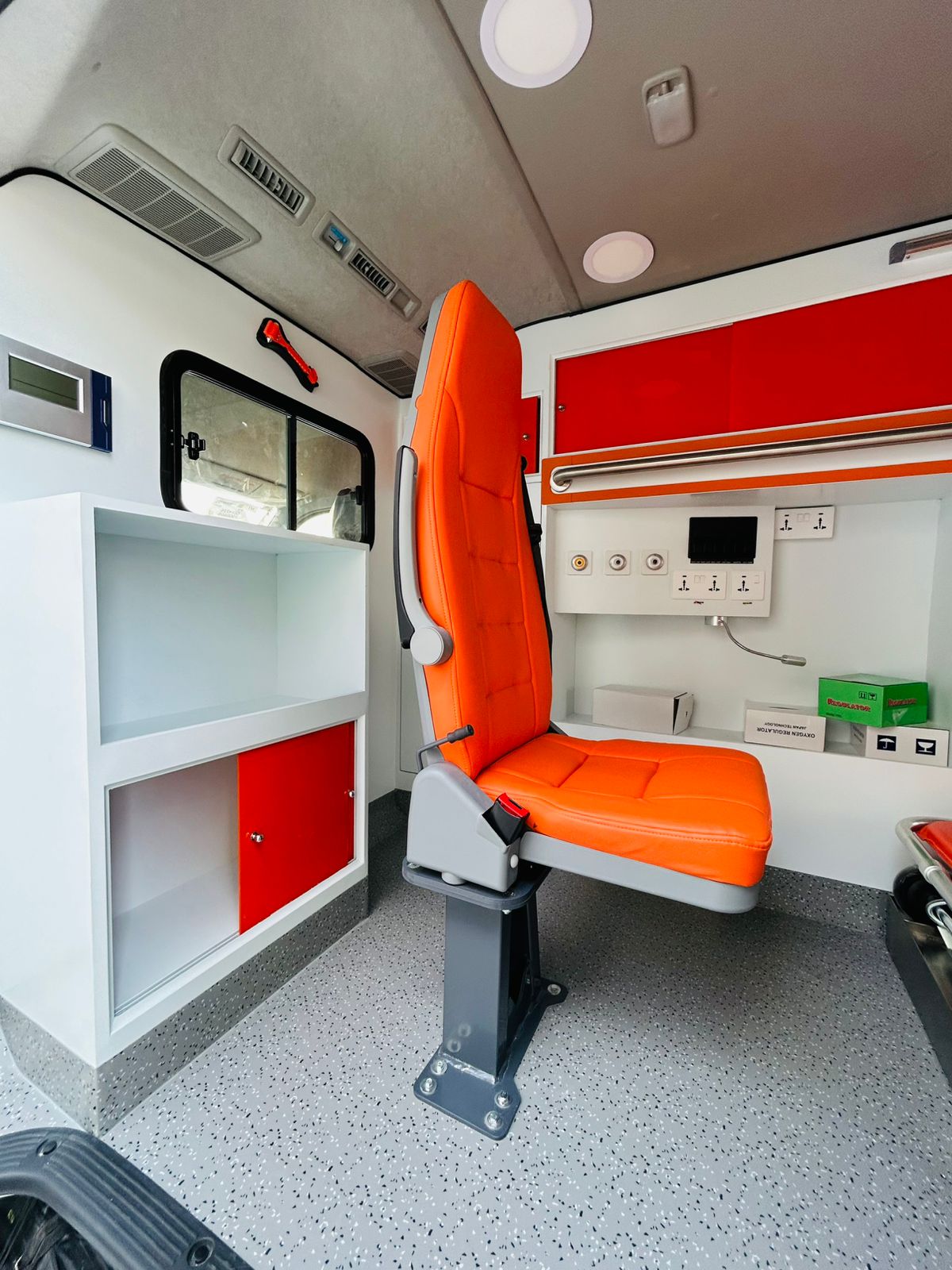 Toyota Hiace Ambulance RHD 200 AWD A/T - Image 2