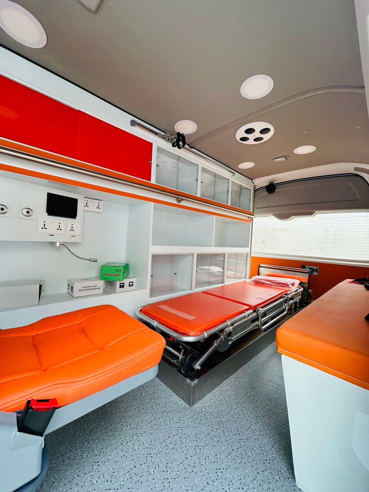 Toyota Hiace Ambulance RHD 200 AWD A/T - Image 4